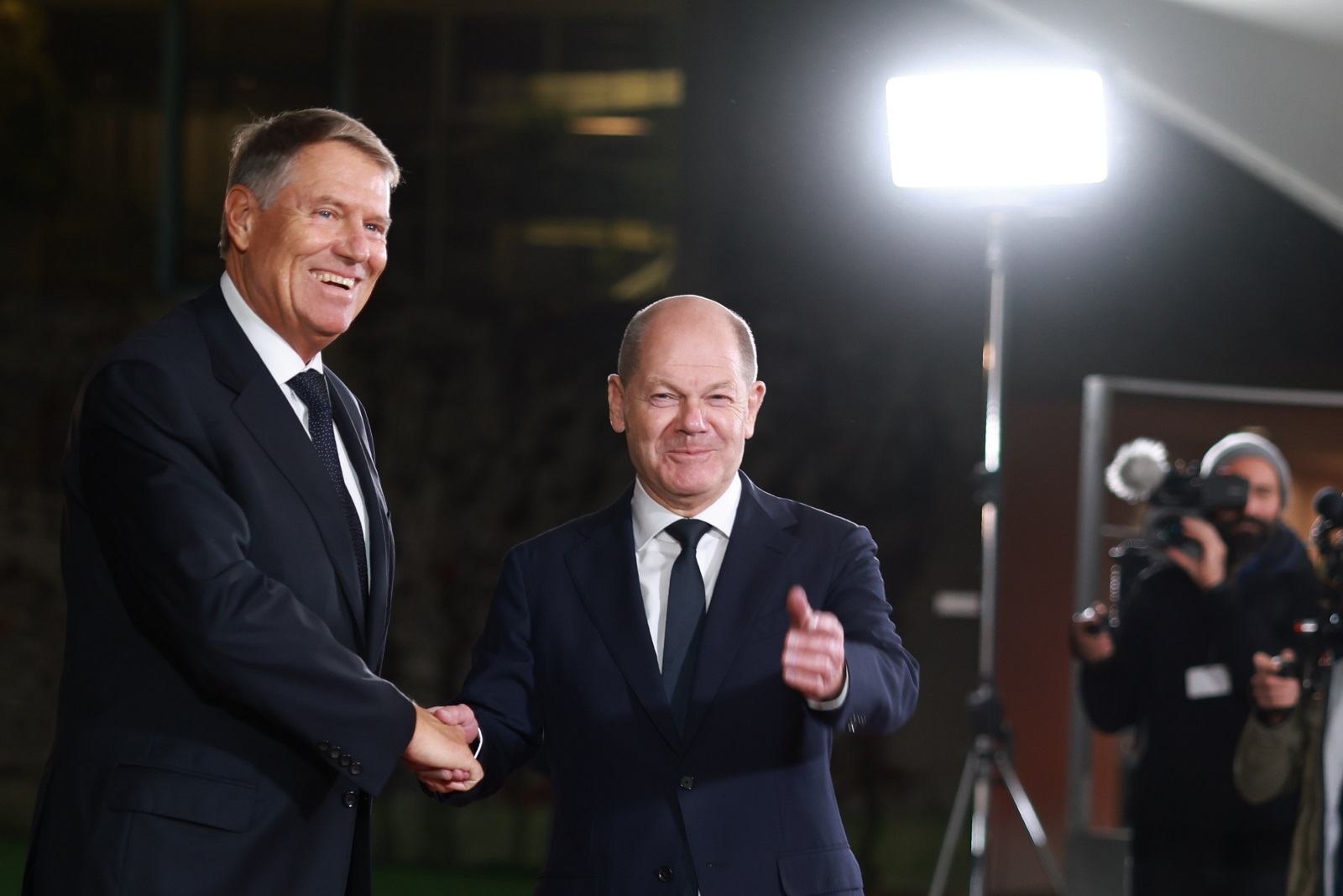 epa11722869 German Chancellor Olaf Scholz (C) welcomes Romanian President Klaus Iohannis (L), at the Chancellery in Berlin, Germany, 15 November 2024. German Chancellor Olaf Scholz and Romanian President Klaus Iohannis met for bilateral talks.  EPA/CLEMENS BILAN