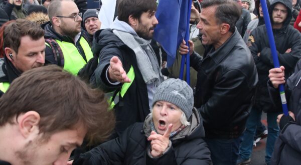 Novi Sad/ Beograd, 17.11.2024 - estosatni prosvjed u Novom Sadu kojim je u nedjelju ponovno zatraena odgovnost za pogibuju 14 osoba u padu nadstrenice 1. studenoga na eljeznièkom kolodvosu, zavren je u nedjelju naveèer, u danu kad je umrla i petnaesta rtva te nesreæe. foto HINA/ FoNet/ zoran MRÐA/ ik