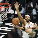 epa11730236 Boston Celtics forward Jayson Tatum drives to the basket past Cleveland Cavaliers center Jarrett Allen during the second half of an NBA Cup tournament game in Boston, Massachusetts, USA, 19 November 2024.  EPA/CJ GUNTHER SHUTTERSTOCK OUT