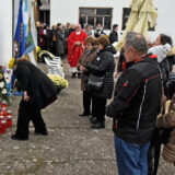 Vukovar, 20.11.2024.- Povodom obiljeavanja Dana sjeæanja na rtvu Vukovara 1991. i 33. godinjice stradanja toga grada u Domovinskom ratu, polaganjem vijenca i paljenjem svijeæa te misom kod Spomen ploèe u dvoritu vukovarskog Veleprometa odana je poèasi rtvama ubijenim u zarobljenièkom logoru Velepromet. 
foto HINA/ Gordan Paniæ/ ua