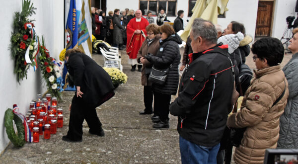 Vukovar, 20.11.2024.- Povodom obiljeavanja Dana sjeæanja na rtvu Vukovara 1991. i 33. godinjice stradanja toga grada u Domovinskom ratu, polaganjem vijenca i paljenjem svijeæa te misom kod Spomen ploèe u dvoritu vukovarskog Veleprometa odana je poèasi rtvama ubijenim u zarobljenièkom logoru Velepromet. 
foto HINA/ Gordan Paniæ/ ua