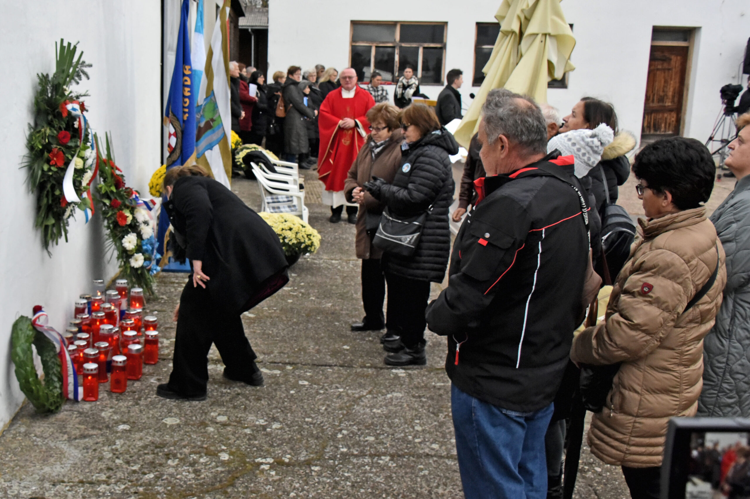 Vukovar, 20.11.2024.- Povodom obiljeavanja Dana sjeæanja na rtvu Vukovara 1991. i 33. godinjice stradanja toga grada u Domovinskom ratu, polaganjem vijenca i paljenjem svijeæa te misom kod Spomen ploèe u dvoritu vukovarskog Veleprometa odana je poèasi rtvama ubijenim u zarobljenièkom logoru Velepromet. 
foto HINA/ Gordan Paniæ/ ua