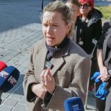 Osijek, 2.11.2024.- Predsjednièka kandidatkinja Moemo! Ivana Kekin na Trgu Sv. Trojstva u Osijeku odrala je u subotu konferenciju za novinare te je obila Sajam antikviteta i razgovarala s graðanima Osijeka na sredinjem Trgu Ante Starèeviæa.  
foto HINA/ Tomislav Prusina/ ua