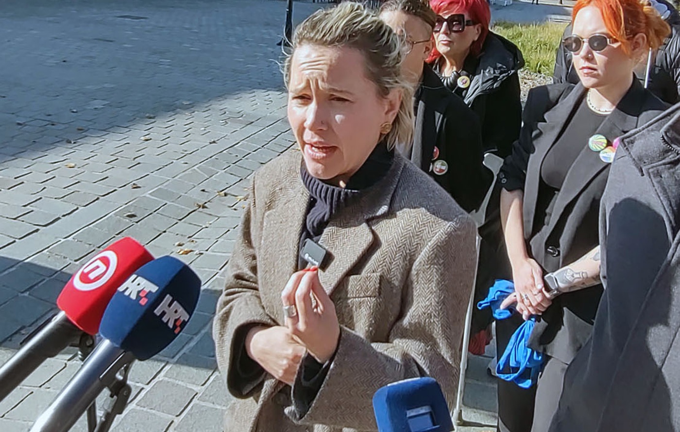 Osijek, 2.11.2024.- Predsjednièka kandidatkinja Moemo! Ivana Kekin na Trgu Sv. Trojstva u Osijeku odrala je u subotu konferenciju za novinare te je obila Sajam antikviteta i razgovarala s graðanima Osijeka na sredinjem Trgu Ante Starèeviæa.  
foto HINA/ Tomislav Prusina/ ua