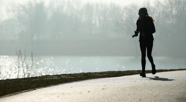 31.12.2021., Zagreb - Veliki broj gradjana iskoristio je suncano i maglovito jutro za setnju i sportske aktivnosti na svjezem zraku uz Jarunsko jezero.  Photo: Goran Stanzl/PIXSELL