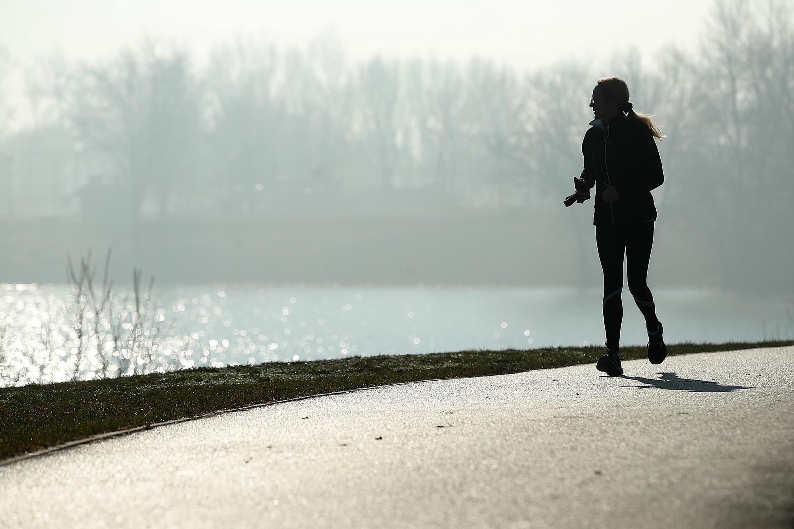 31.12.2021., Zagreb - Veliki broj gradjana iskoristio je suncano i maglovito jutro za setnju i sportske aktivnosti na svjezem zraku uz Jarunsko jezero.  Photo: Goran Stanzl/PIXSELL