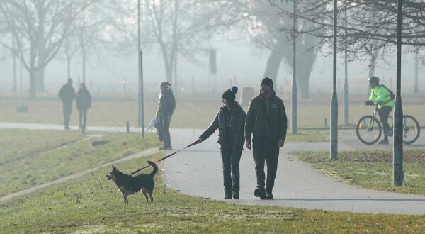 31.12.2021., Zagreb - Veliki broj gradjana iskoristio je suncano i maglovito jutro za setnju i sportske aktivnosti na svjezem zraku uz Jarunsko jezero.  Photo: Goran Stanzl/PIXSELL