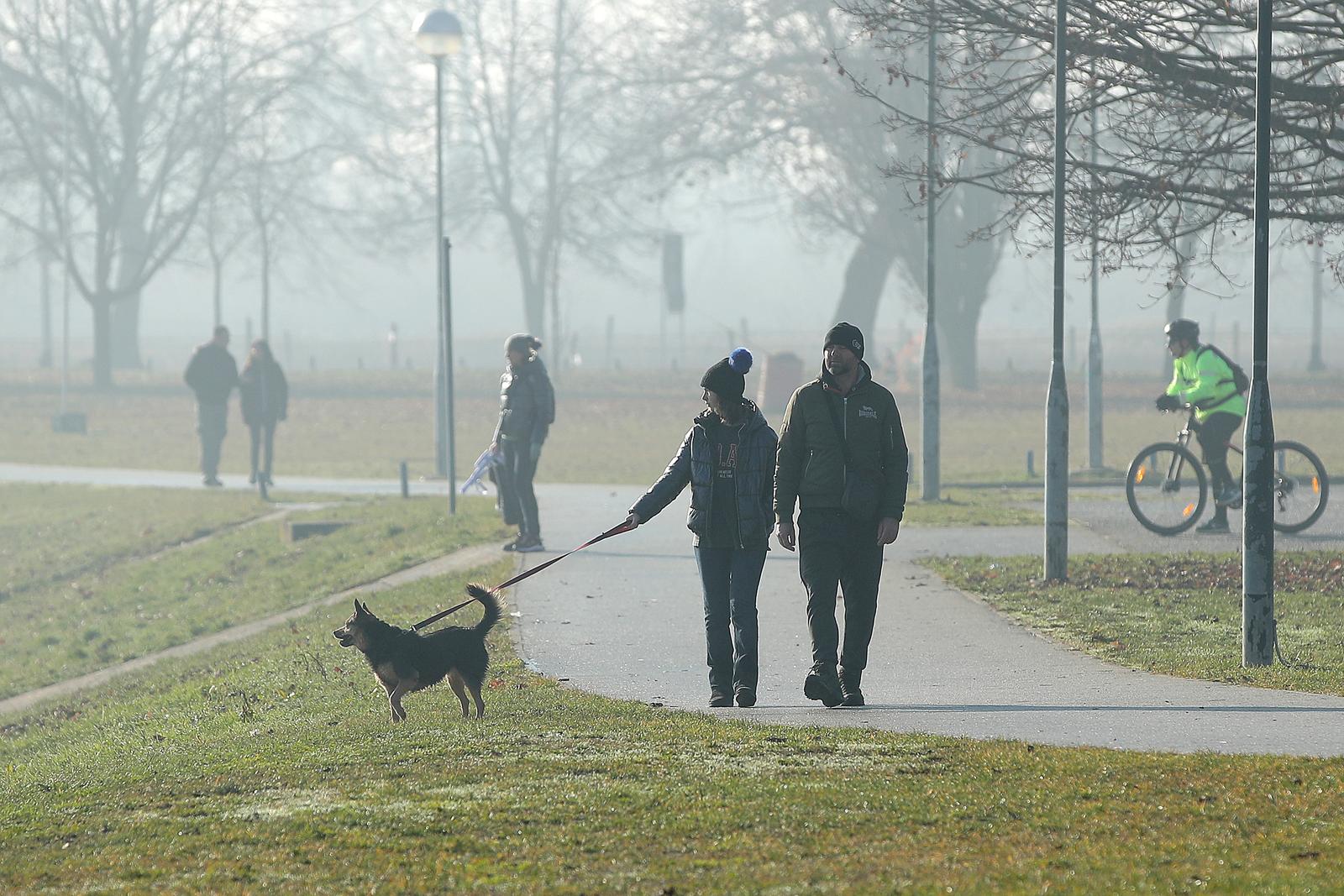 31.12.2021., Zagreb - Veliki broj gradjana iskoristio je suncano i maglovito jutro za setnju i sportske aktivnosti na svjezem zraku uz Jarunsko jezero.  Photo: Goran Stanzl/PIXSELL