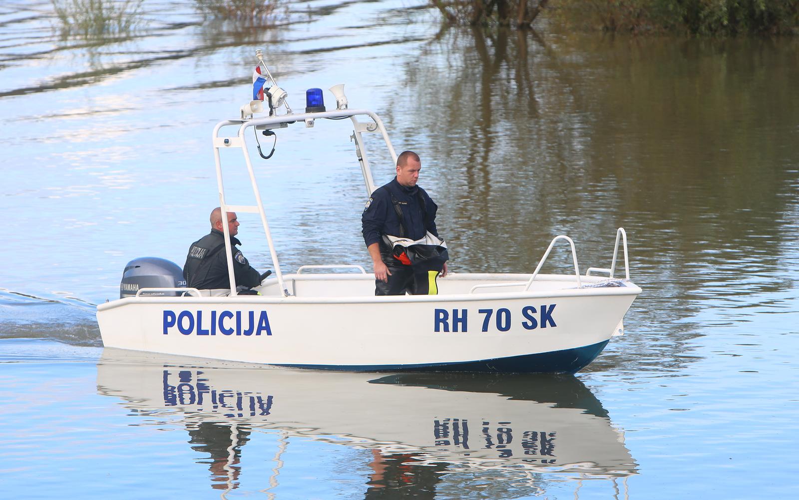 17.10.2020., Karlovac - Trojica Karlovcana jutros oko 11 sati prevrnuli se sa camcem kod slapa na Turnju na rijeci Korani. Jedan je isplivao, a za dvojicom je u tijeku velika potrazna akcija u kojoj sudjeluje HGSS, ronioci MUP-a i vatrogasci sa dronovima. Vodostaj Korane je izrazito visok sto otezava potragu za nestalim muskarcima, a nije pronaden ni camac.rPhoto: Kristina Stedul Fabac/PIXSELL