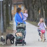 06.02.2024., Karlovac - Iznadprosjecno toplo suncano vrijeme i tempretaura od 17 stupnjeva  izmamilo je brojne gradane u parkove. Photo: Kristina Stedul Fabac/PIXSELL