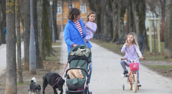 06.02.2024., Karlovac - Iznadprosjecno toplo suncano vrijeme i tempretaura od 17 stupnjeva  izmamilo je brojne gradane u parkove. Photo: Kristina Stedul Fabac/PIXSELL