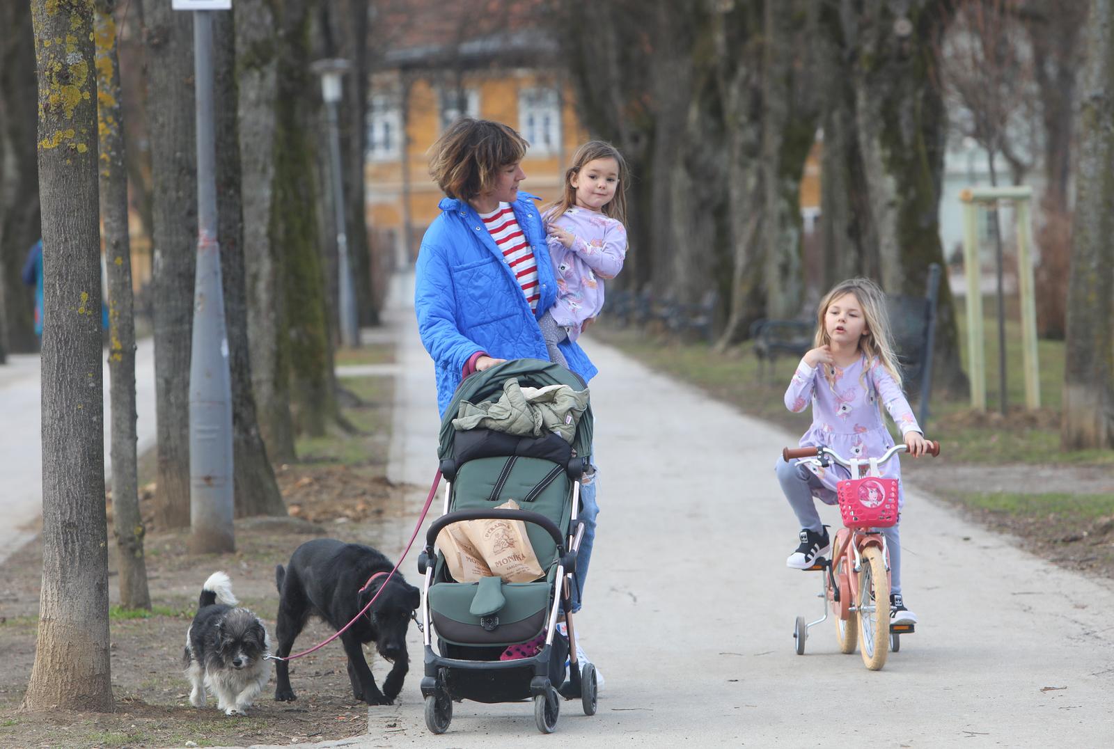 06.02.2024., Karlovac - Iznadprosjecno toplo suncano vrijeme i tempretaura od 17 stupnjeva  izmamilo je brojne gradane u parkove. Photo: Kristina Stedul Fabac/PIXSELL