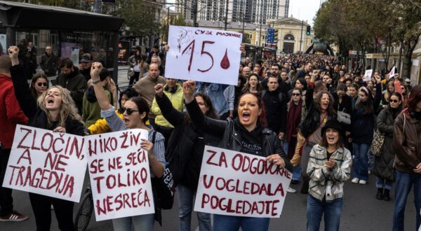 Demonstrators protest to commemorate an accident at a railway station in the Serbian city of Novi Sad, for which they blame negligence and corruption by the authorities, in front of the government in Belgrade, Serbia November 3, 2024. REUTERS/Marko Djurica Photo: MARKO DJURICA/REUTERS