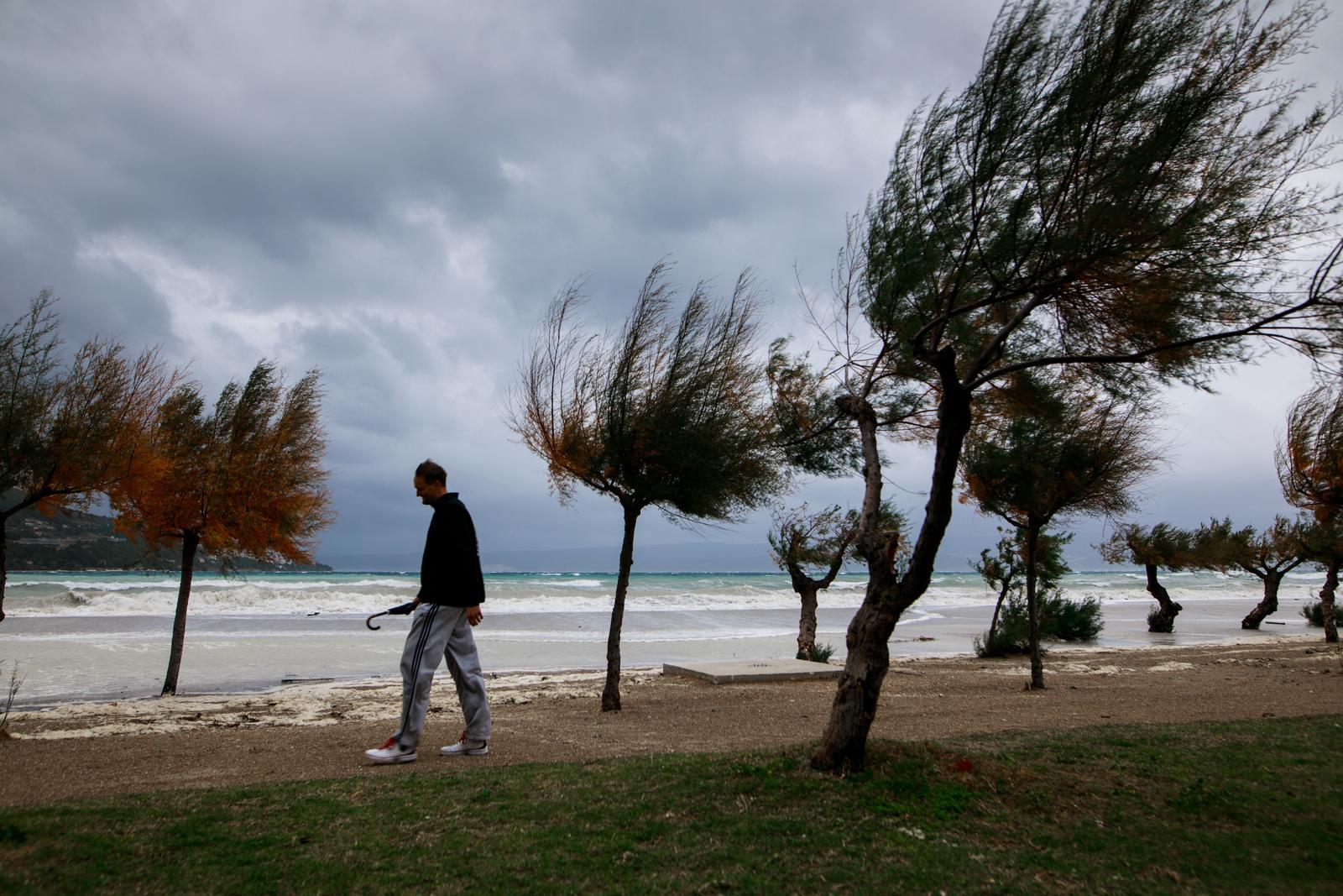 12.11.2019., Omis - Jako jugo izazvalo velike poplave na omiskoj plazi.rrPhoto: Milan Sabic/PIXSELL