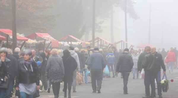 01.11.2024., Zagreb - Maglovito i prohladno jutro na ulazu u groblje Mirogoj. Gradjani polako stizu na groblje te se pocinju stvarati lagane guzve. Photo: Sanjin Strukic/PIXSELL