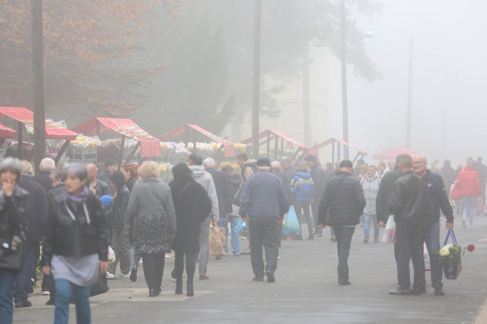 01.11.2024., Zagreb - Maglovito i prohladno jutro na ulazu u groblje Mirogoj. Gradjani polako stizu na groblje te se pocinju stvarati lagane guzve. Photo: Sanjin Strukic/PIXSELL