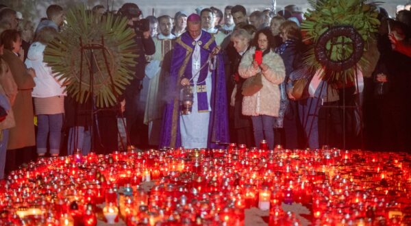 01.11.2024., Zagreb - Na svetkovinu Svih svetih, zagrebacki nadbiskup i metropolit mons. Drazen Kutlesa predvodio je sredisnje euharistijsko slavlje i molitvu za pokojne na zagrebackom gradskom groblju Mirogoj. Photo: Neva Zganec/PIXSELL