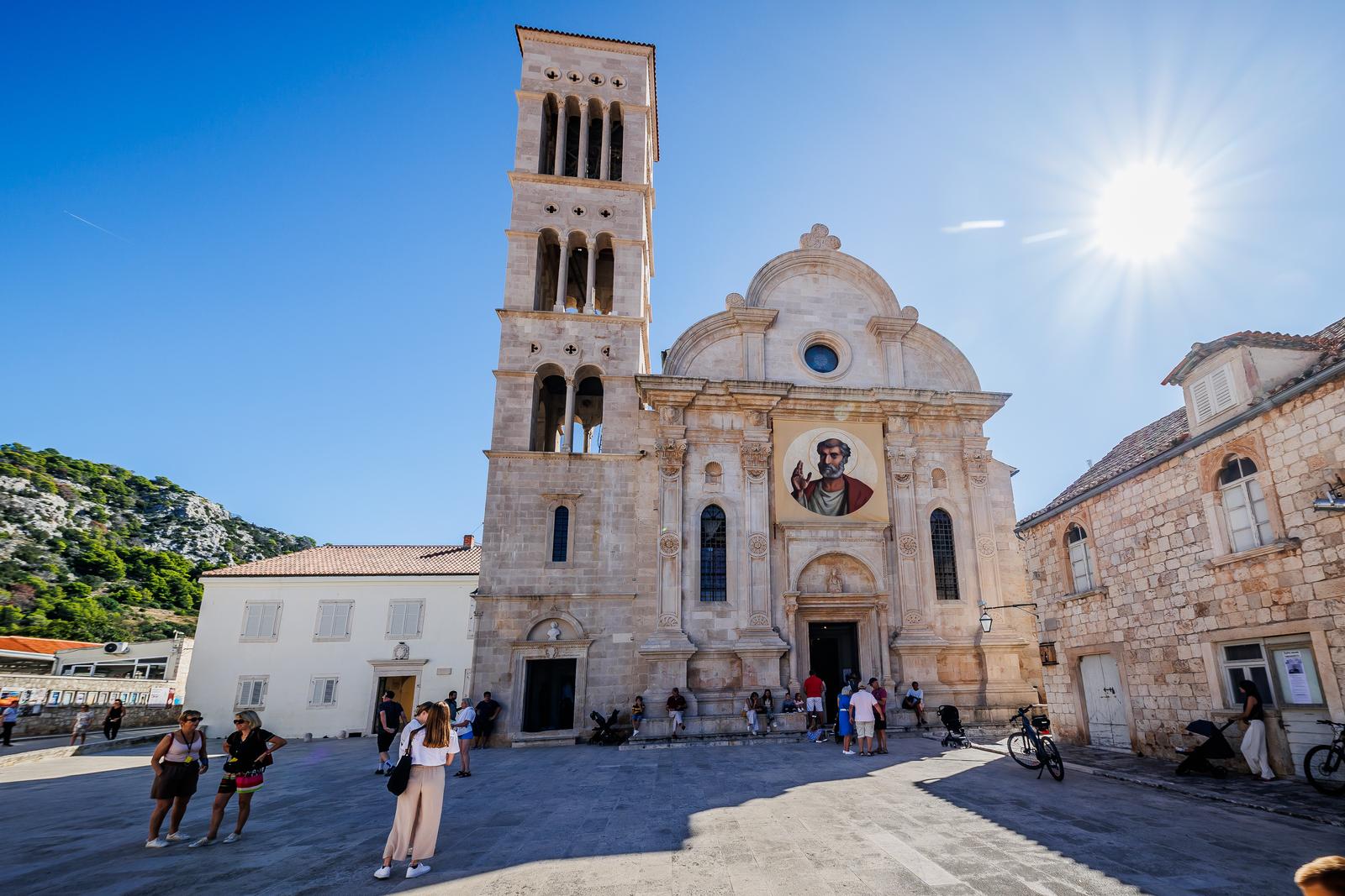 02.10.2023., Hvar - Danas je obiljezen blagdan sv Stjepana prvog Pape i zastitnik grada Hvara i Hvarske nadbiskupije, te je odrzana sv misa i procesija po sredisnjem trgu. Photo: Zvonimir Barisin/PIXSELL