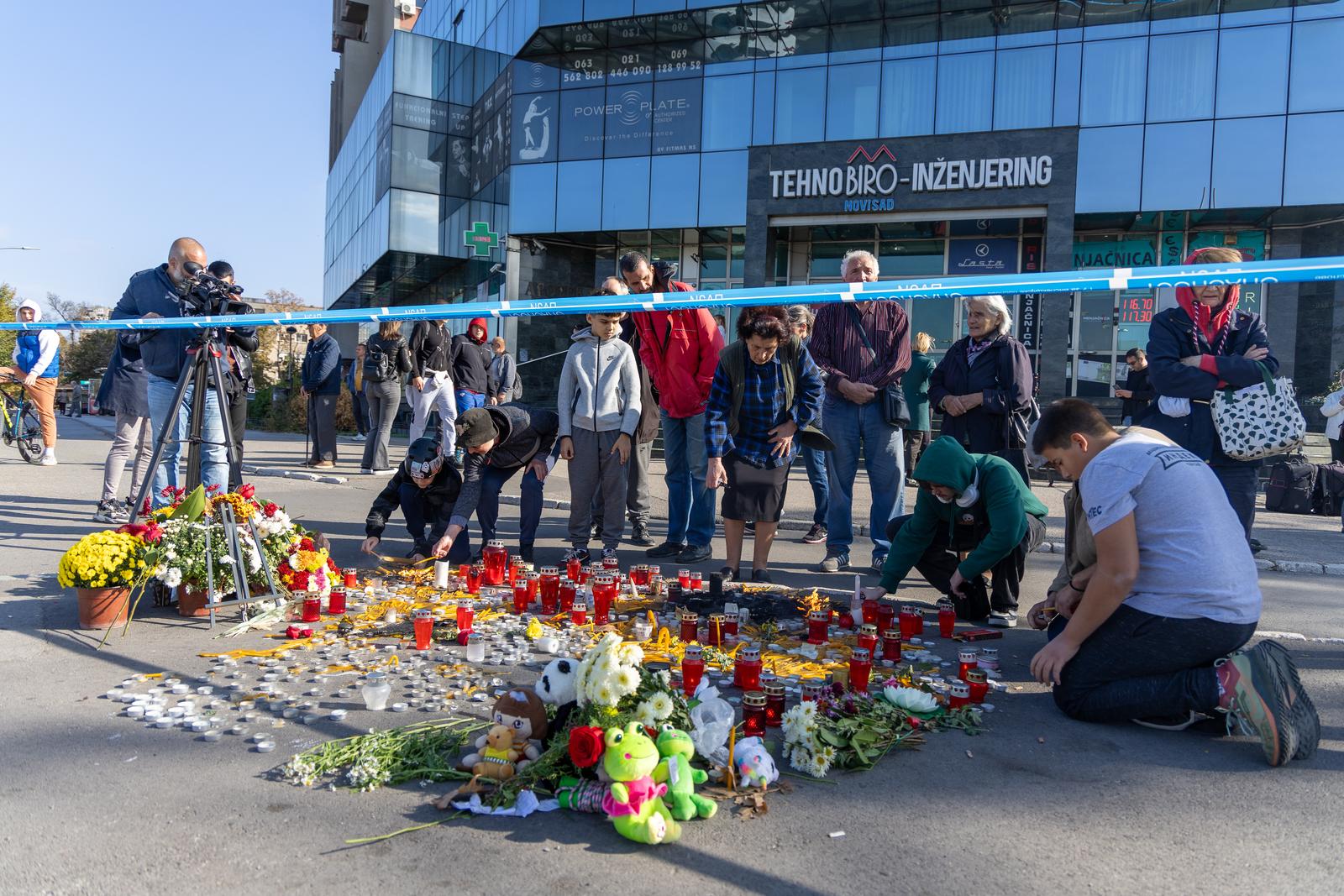 02.11.2024., Novi Sad, Srbija - Dan nakon tragedije na kolodvoru u Novom Sadu ljud pale svijece oprastajuci se od tragicno poginulih koji su stradali prillikom pada nadstresnice. Photo: Borna Jaksic/PIXSELL