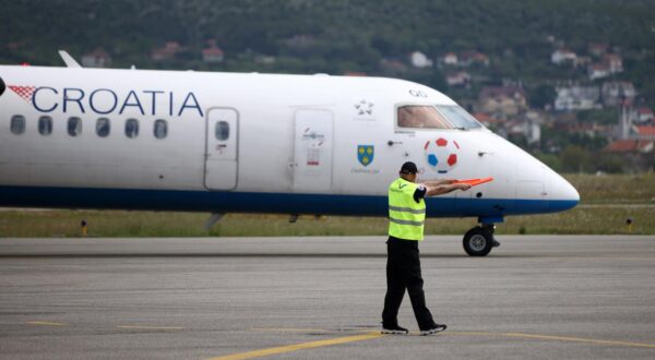 03.05.2023.,Mostar - Ponovno uvodjenje letova Zagreb-Mostar svecano je obiljezen slijetanjem zrakoplova Dash 8-Q400 u Zracnu luku Mostar, a povodom uspostave te zracne veze uprilicena je konferencija za medije na kojoj su se obratili direktor Croatia Airlines Jasmin Bajic, ravnatelj Zracne luke Mostar, Marko Djuzel te gradonacelnik Grada Mostara Mario Kordic.  Photo: Dejan Kapetanovic/PIXSELL