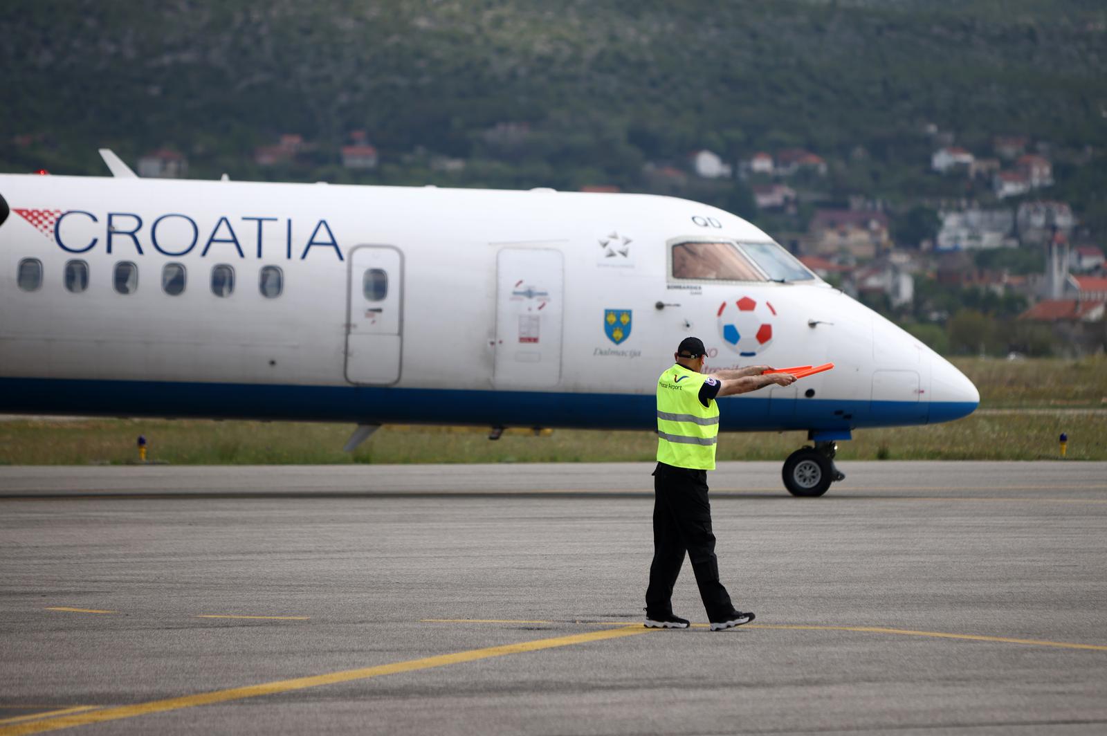 03.05.2023.,Mostar - Ponovno uvodjenje letova Zagreb-Mostar svecano je obiljezen slijetanjem zrakoplova Dash 8-Q400 u Zracnu luku Mostar, a povodom uspostave te zracne veze uprilicena je konferencija za medije na kojoj su se obratili direktor Croatia Airlines Jasmin Bajic, ravnatelj Zracne luke Mostar, Marko Djuzel te gradonacelnik Grada Mostara Mario Kordic.  Photo: Dejan Kapetanovic/PIXSELL