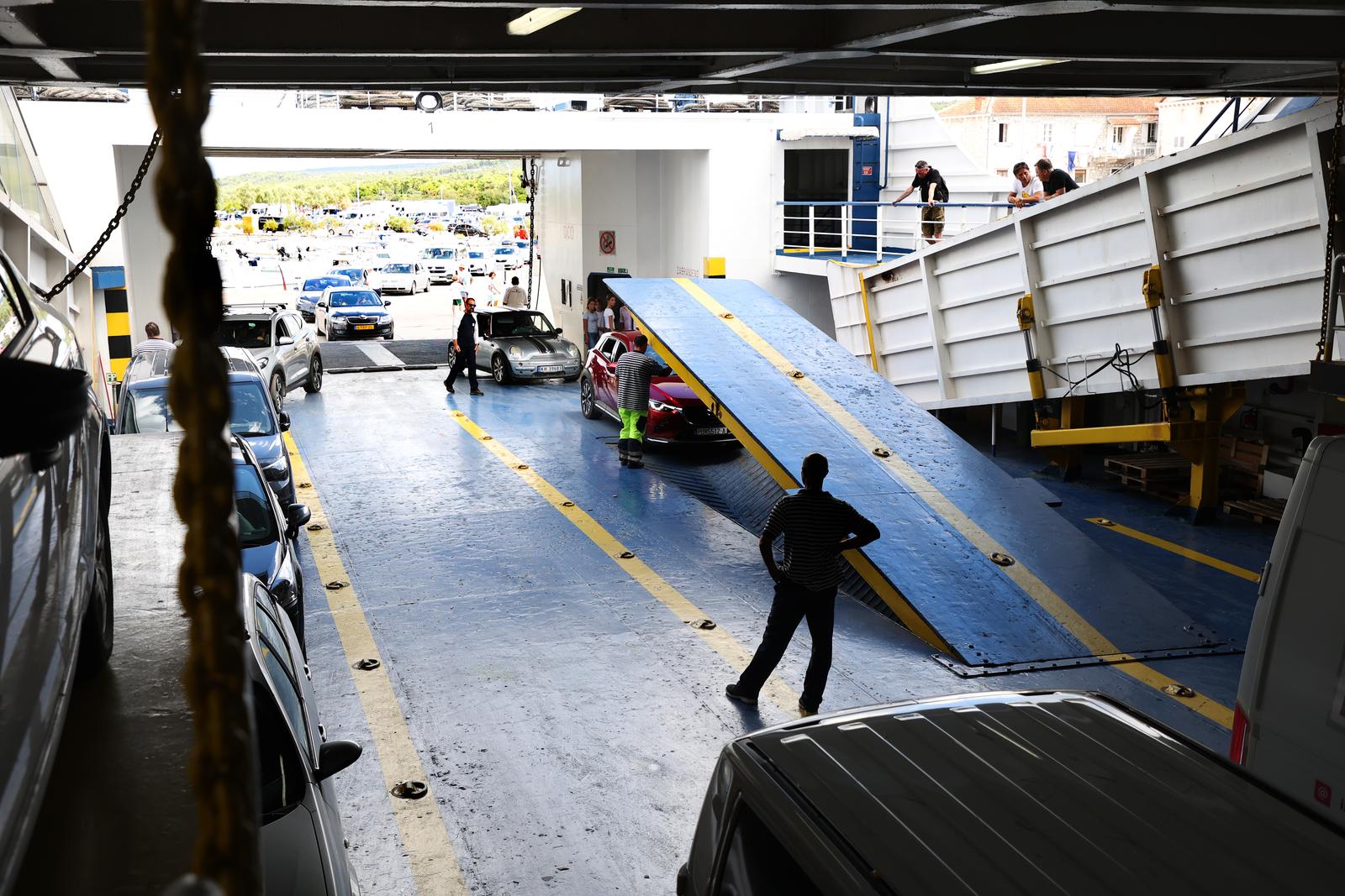 05.08.2023., Supetar, Brac - Guzve za trajekt do Splita. Jutros su uvedene dvije izvanredne linije za Supetar. Na ukrcaj vozilom u trajekt cekalo se i do tri sata, a na liniji je plovio Tin Ujevic koji ima i potpalubnu garazu za vozila kao i dva balkona te mu je kapacitet 200 vozila po plovidbi i oko 1000 putnika.  Photo: Ivana Ivanovic/PIXSELL