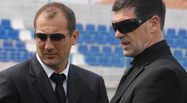 04.04.2008.,Zadar - Sinovcic Reno i Igor Stimac na stadionu u Stanovima promatraju mjesto stradavanja Hrvoja Custica koji je preminuo u Zadarskoj bolnici nakon sto je glavom udario u betonski zid na utakmici sa Cibalijom.r"nPhoto Dino Stanin/PIXSELLr"n