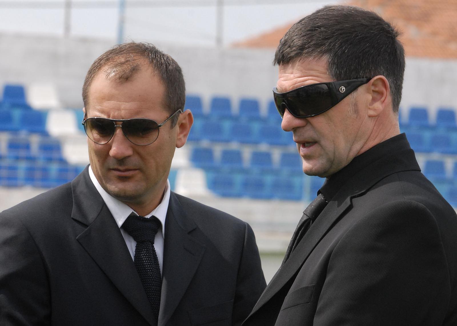 04.04.2008.,Zadar - Sinovcic Reno i Igor Stimac na stadionu u Stanovima promatraju mjesto stradavanja Hrvoja Custica koji je preminuo u Zadarskoj bolnici nakon sto je glavom udario u betonski zid na utakmici sa Cibalijom.r"nPhoto Dino Stanin/PIXSELLr"n