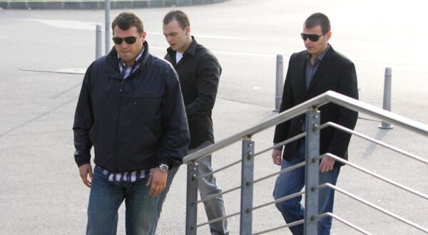 09.10.2008 . Zagreb , Hrvatska Novica, Nikola i Roko Petrac sinovi Hrvoja Petraca koj sluzi kaznu zatvora u lepoglavi zbog otmice sina generala Zagorca , dolaze u policijsku postaju u Heinzelovoj na obavjesni razgovor o ubojstvu Ivane HodakrPhoto: Zeljko Lukunic/24sata