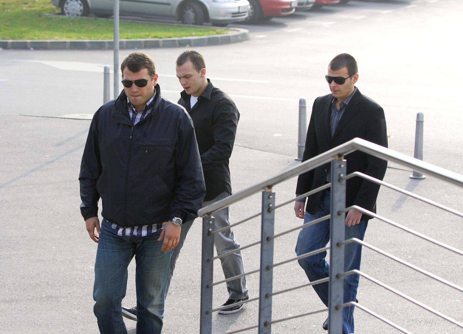 09.10.2008 . Zagreb , Hrvatska Novica, Nikola i Roko Petrac sinovi Hrvoja Petraca koj sluzi kaznu zatvora u lepoglavi zbog otmice sina generala Zagorca , dolaze u policijsku postaju u Heinzelovoj na obavjesni razgovor o ubojstvu Ivane HodakrPhoto: Zeljko Lukunic/24sata