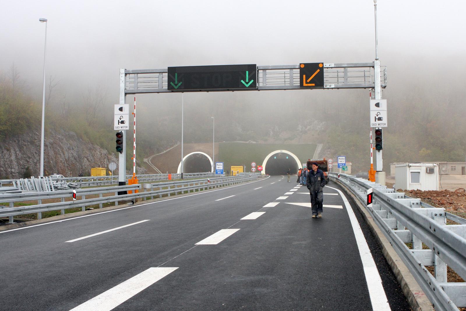 22. 10. 2008., Tuhobic - Nakon 38 godina izgradnje, u podne je premijer Ivo Sanader otvorio je puni profil autoceste Rijeka-Zagreb, u ukupnoj duzini od 146,5 kilometara. Otvoreno je preostalih 14 i pol kilometara dionice Ostrovica-Vrata i dionice Ravna Gora-Stara Susica, i to dva i pol mjeseca prije roka. Posljednja dionica je, zbog brojnih vijadukata i tunela, bila iznimno zahtjevna. Cestarina se povecala pa tako sada za osobne automobile iznosi 60 kuna. rPhoto: Nel Pavletic/24sata