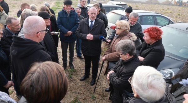 08.11.2024. Negoslavci - Lokacija u blizini Vukovara na kojoj je danas otkrivena grobnica s posmrtnim ostacima, za koje je preliminarno utvrdjeno da potjecu iz Domovinskog rata Photo: Davor Javorovic/PIXSELL