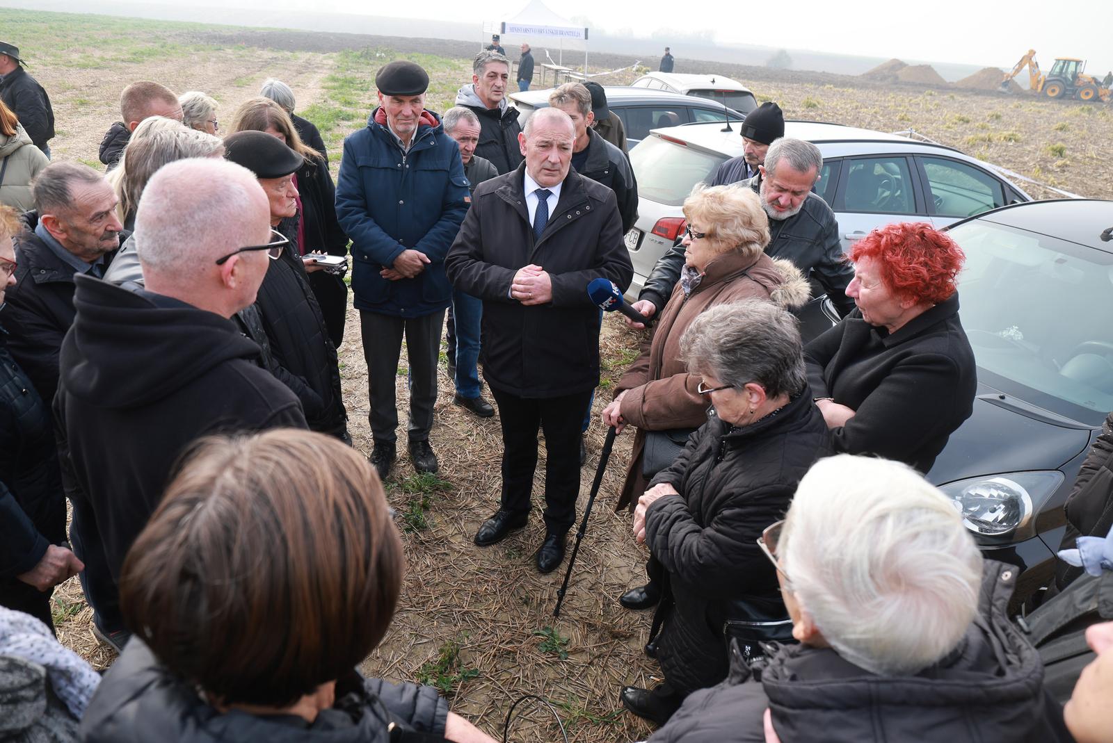 08.11.2024. Negoslavci - Lokacija u blizini Vukovara na kojoj je danas otkrivena grobnica s posmrtnim ostacima, za koje je preliminarno utvrdjeno da potjecu iz Domovinskog rata Photo: Davor Javorovic/PIXSELL