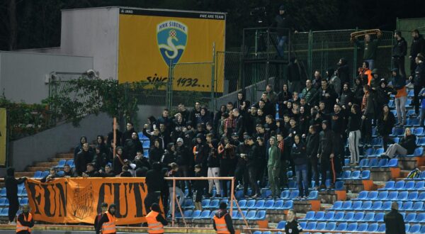 07.11.2024., stadion Subicevac, Sibenik - SuperSport HNL, 13. kolo, HNK Sibenik - NK Lokomotiva. navijaci Sibenika, Funcuti Photo: Hrvoje Jelavic/PIXSELL