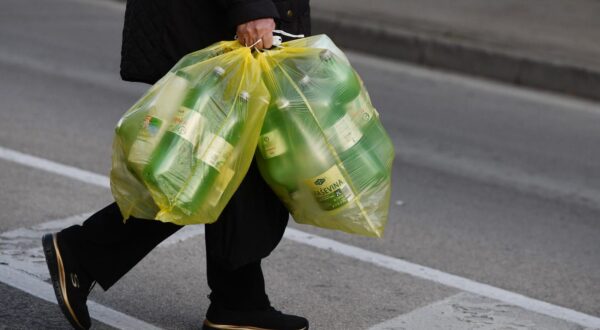 09.01.2024., Sibenik - Prikupljanje pet ambalaze. Photo: Hrvoje Jelavic/PIXSELL