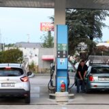 09.05.2023.,Sibenik- Cijene goriva na benzinskim pumpama u Hrvatskoj i dalje su u padu a od danas su 1,32 EUR/l (9,95 kn/l) za benzinsko gorivo (smanjenje 0,08 EUR/l),1,23 EUR/l (9,27 kn/l) za dizelsko gorivo (smanjenje 0,08 EUR/l), 0,73 EUR/l (5,50 kn/l) za plavi dizel (smanjenje 0,08 EUR/l), 1,04 EUR/kg (7,84 kn/kg) UNP za spremnike (smanjenje 0,20 EUR/kg), 1,60 EUR/kg (12,06 kn/kg) UNP za boce (smanjenje 0,20 EUR/kg). Photo: Dusko Jaramaz/PIXSELL