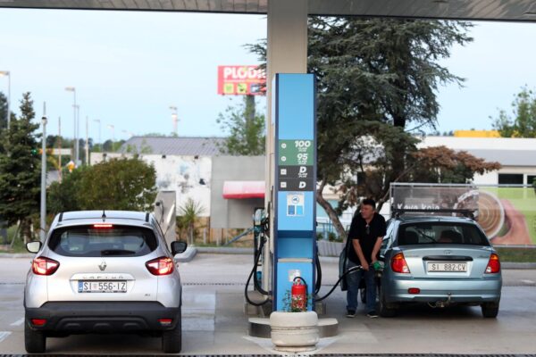 09.05.2023.,Sibenik- Cijene goriva na benzinskim pumpama u Hrvatskoj i dalje su u padu a od danas su 1,32 EUR/l (9,95 kn/l) za benzinsko gorivo (smanjenje 0,08 EUR/l),1,23 EUR/l (9,27 kn/l) za dizelsko gorivo (smanjenje 0,08 EUR/l), 0,73 EUR/l (5,50 kn/l) za plavi dizel (smanjenje 0,08 EUR/l), 1,04 EUR/kg (7,84 kn/kg) UNP za spremnike (smanjenje 0,20 EUR/kg), 1,60 EUR/kg (12,06 kn/kg) UNP za boce (smanjenje 0,20 EUR/kg). Photo: Dusko Jaramaz/PIXSELL