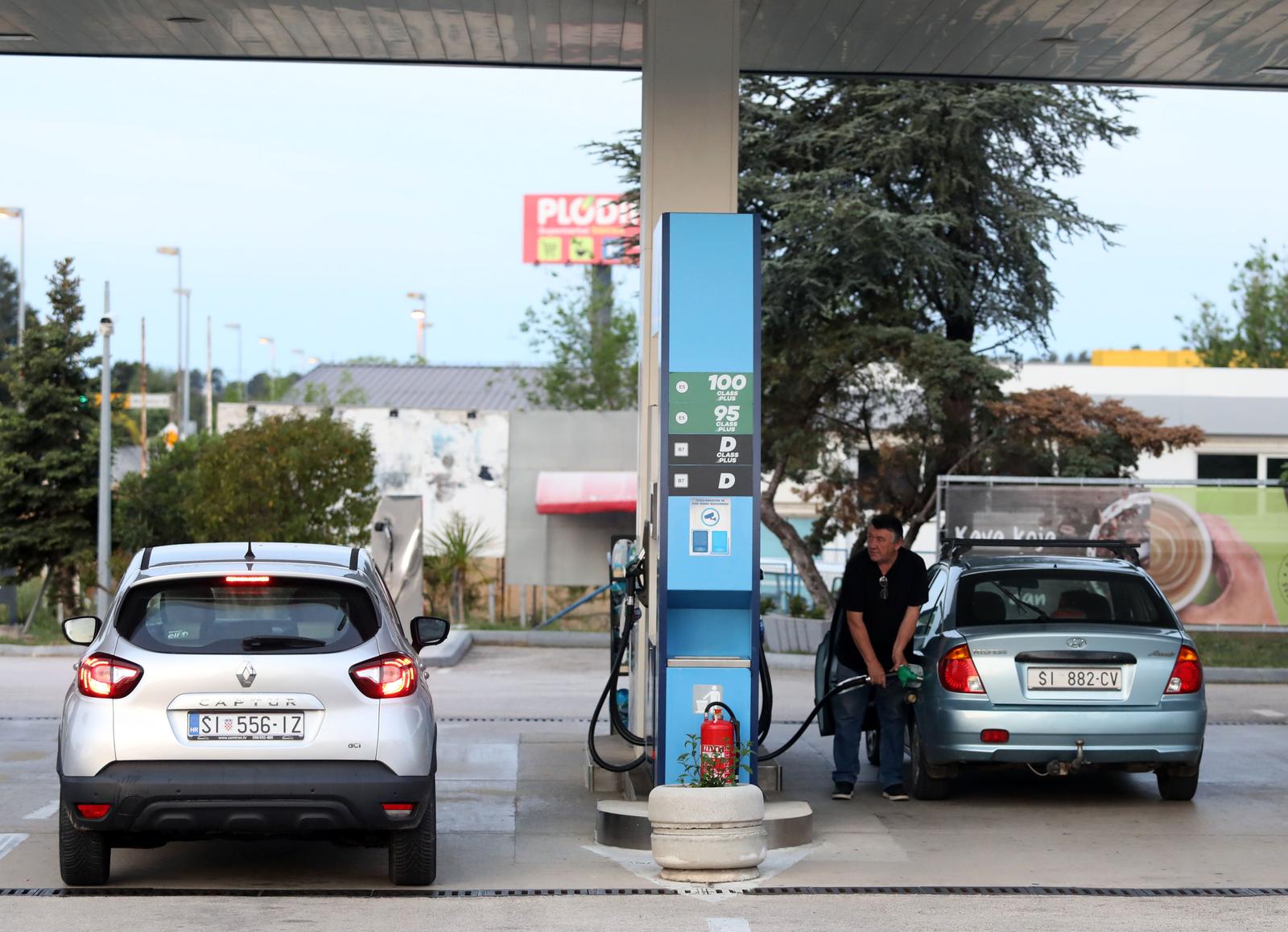 09.05.2023.,Sibenik- Cijene goriva na benzinskim pumpama u Hrvatskoj i dalje su u padu a od danas su 1,32 EUR/l (9,95 kn/l) za benzinsko gorivo (smanjenje 0,08 EUR/l),1,23 EUR/l (9,27 kn/l) za dizelsko gorivo (smanjenje 0,08 EUR/l), 0,73 EUR/l (5,50 kn/l) za plavi dizel (smanjenje 0,08 EUR/l), 1,04 EUR/kg (7,84 kn/kg) UNP za spremnike (smanjenje 0,20 EUR/kg), 1,60 EUR/kg (12,06 kn/kg) UNP za boce (smanjenje 0,20 EUR/kg). Photo: Dusko Jaramaz/PIXSELL