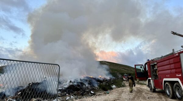 09.10.2024.,Split-Vatrogasci tijekom jutra natapaju jos uvijek aktivni pozar na odlagalistu Karepovac. Photo: Ivo Cagalj/PIXSELL