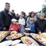 10.04.2023., Sibenik - Uskrsnji dorucak u Sibeniku organizirali su Turisticka zajednica grada Sibenika i Udruzenje obrtnika Sibenik. Za domacine i goste za dorucak je ponudjen kuhani prsut-zanbon, panceta, pisanice, mladi luk, rotkvice i pogace, a najveci interes bio je oko velike tave u kojoj je spremljena i podjeljena fritaja napravljena od sparoga i 5000 jaja. Photo: Dusko Jaramaz/PIXSELL