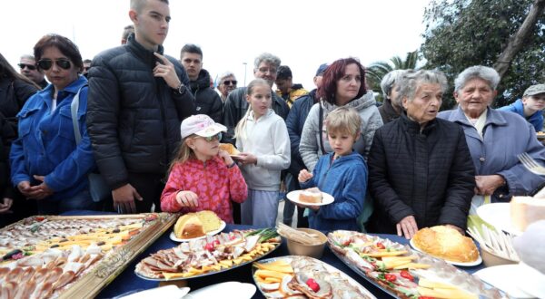 10.04.2023., Sibenik - Uskrsnji dorucak u Sibeniku organizirali su Turisticka zajednica grada Sibenika i Udruzenje obrtnika Sibenik. Za domacine i goste za dorucak je ponudjen kuhani prsut-zanbon, panceta, pisanice, mladi luk, rotkvice i pogace, a najveci interes bio je oko velike tave u kojoj je spremljena i podjeljena fritaja napravljena od sparoga i 5000 jaja. Photo: Dusko Jaramaz/PIXSELL