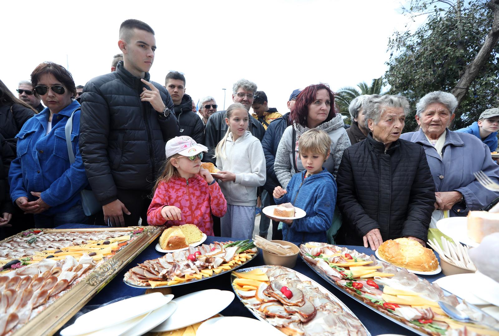 10.04.2023., Sibenik - Uskrsnji dorucak u Sibeniku organizirali su Turisticka zajednica grada Sibenika i Udruzenje obrtnika Sibenik. Za domacine i goste za dorucak je ponudjen kuhani prsut-zanbon, panceta, pisanice, mladi luk, rotkvice i pogace, a najveci interes bio je oko velike tave u kojoj je spremljena i podjeljena fritaja napravljena od sparoga i 5000 jaja. Photo: Dusko Jaramaz/PIXSELL