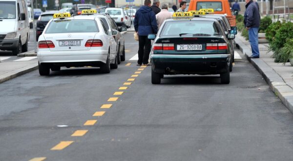 14.10.2010., Zagreb - Glavni kolodvor, zagrebacki Taksisti strajkaju jer dolazi konkurencija Cammeo koji ce srusit cijene usluge. Taksisti za vrijeme strajka voze stare i nemocne, te bolesne i trudnice i to besplatno.r