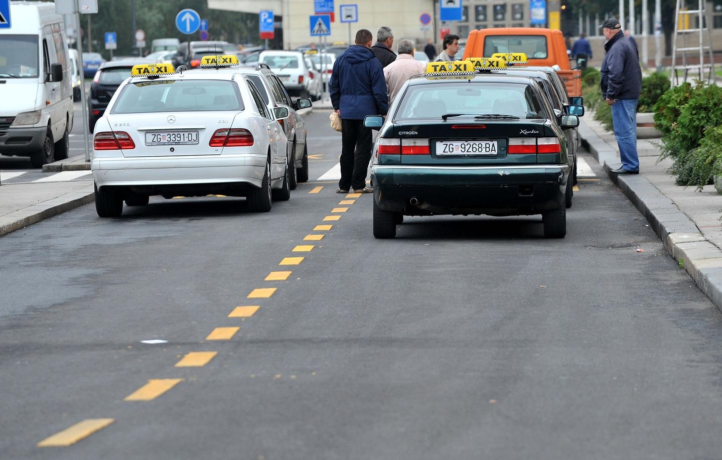 14.10.2010., Zagreb - Glavni kolodvor, zagrebacki Taksisti strajkaju jer dolazi konkurencija Cammeo koji ce srusit cijene usluge. Taksisti za vrijeme strajka voze stare i nemocne, te bolesne i trudnice i to besplatno.r"nPhoto: Marko Lukunic/PIXSELL