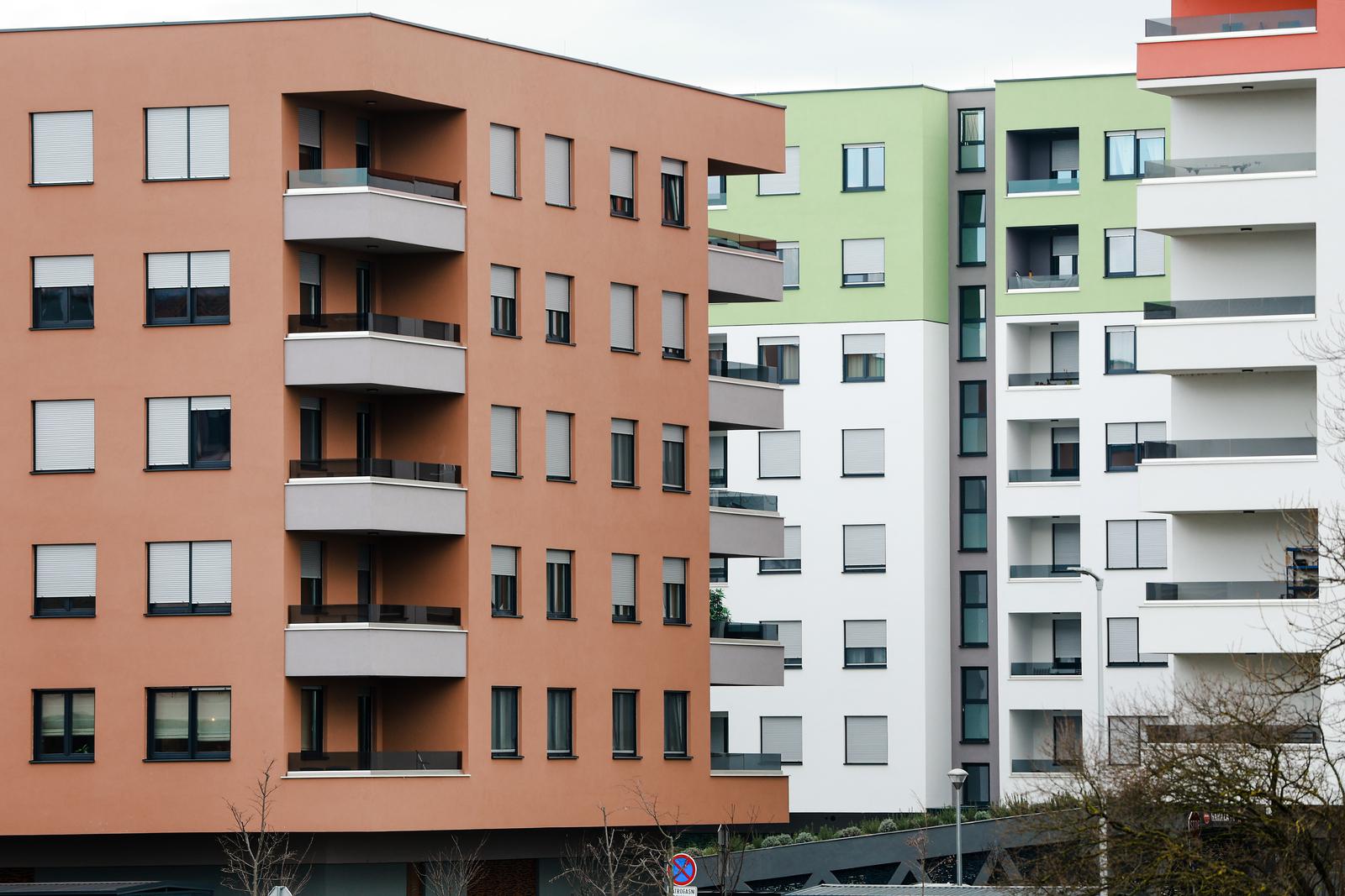 11.01.2023., Zagreb - Borovje. Pogled na arhitekturu koja okruzuje naselje Borovje. Detalji mosta Mladosti koji nam daju do znanja da je tu u blitini i rijeka Sava. Novogradnja u odnosu na jos pokoju staru gradjevinu te odnos linija arhitekture sa obliznjom toplanom ciji dimnjak u nekim kadrovima kao da izvire iz krovova obliznjih zgrada. Photo: Sanjin Strukic/PIXSELL