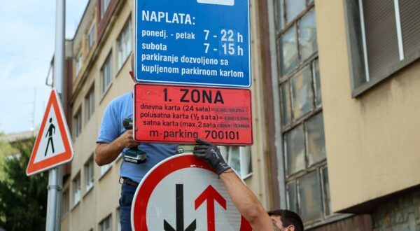 12.09.2024., Zagreb - Langov trg. Nakon konferencije za medije koju je odrzao gradonacelnik Grada Zagreba Tomislav Tomasevic na temu parkinga, sluzbenici grada zamijenili su i postavili nove informacijske ploce o novoj zoni pakinga odnosno sada je od pocetka ulice Vjenceslava Novaka dozvoljeno parkiranje za sve gradjane a ne samo povlastene. Photo: Sanjin Strukic/PIXSELL