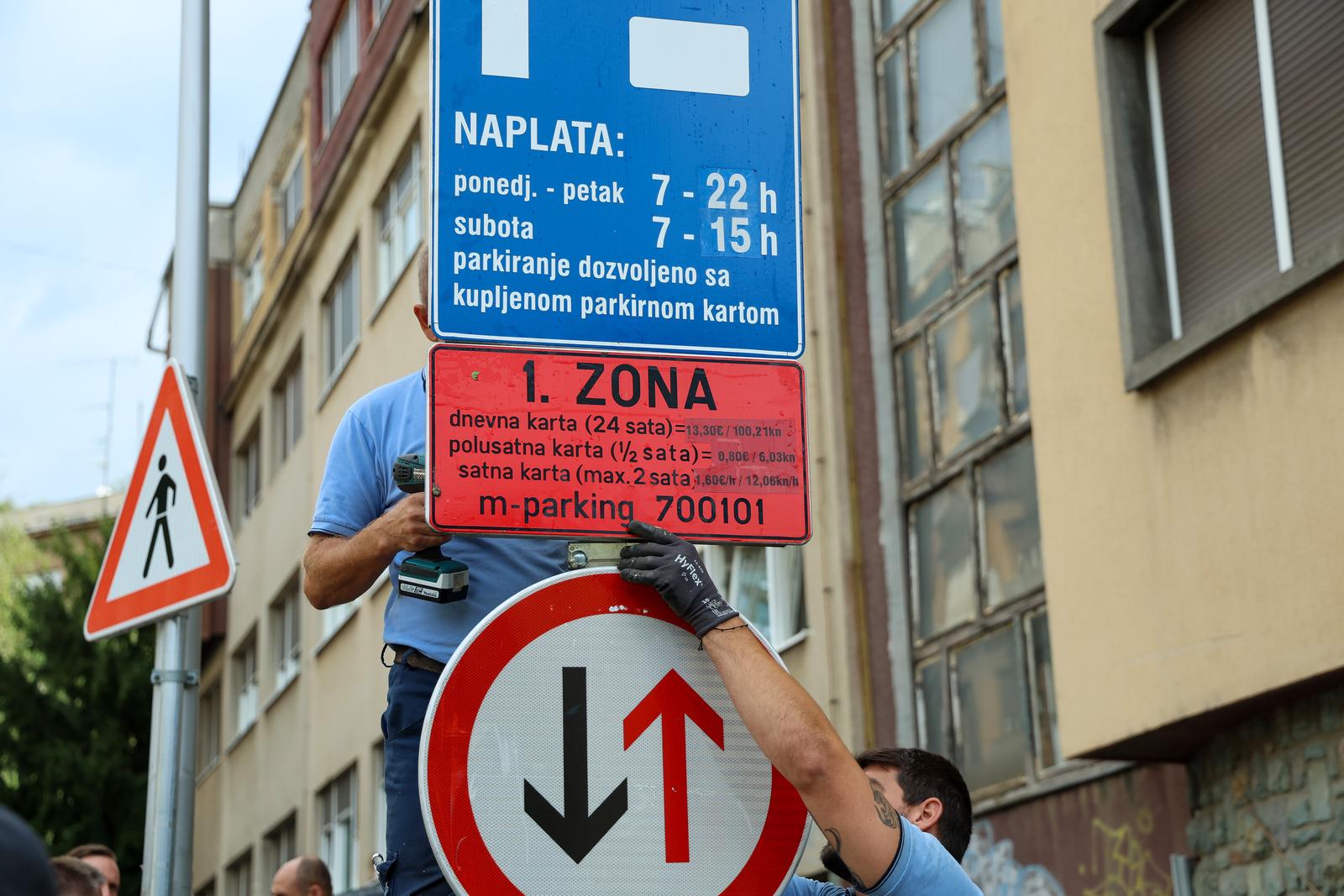 12.09.2024., Zagreb - Langov trg. Nakon konferencije za medije koju je odrzao gradonacelnik Grada Zagreba Tomislav Tomasevic na temu parkinga, sluzbenici grada zamijenili su i postavili nove informacijske ploce o novoj zoni pakinga odnosno sada je od pocetka ulice Vjenceslava Novaka dozvoljeno parkiranje za sve gradjane a ne samo povlastene. Photo: Sanjin Strukic/PIXSELL