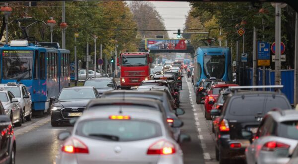 13.11.2024., Zagreb - Radi jutrosnjeg tramvajskog prekida prometa u Savskoj ulici stvarale su se velike prometne guzve. Photo: Sanjin Strukic/PIXSELL