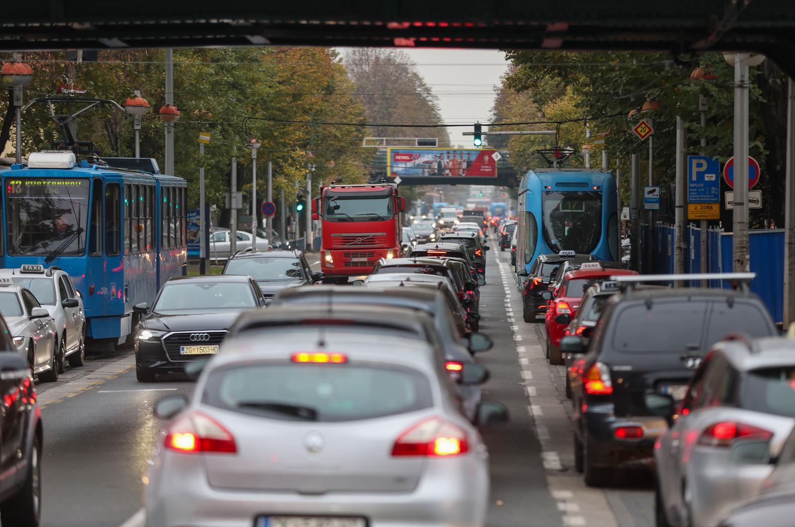 13.11.2024., Zagreb - Radi jutrosnjeg tramvajskog prekida prometa u Savskoj ulici stvarale su se velike prometne guzve. Photo: Sanjin Strukic/PIXSELL