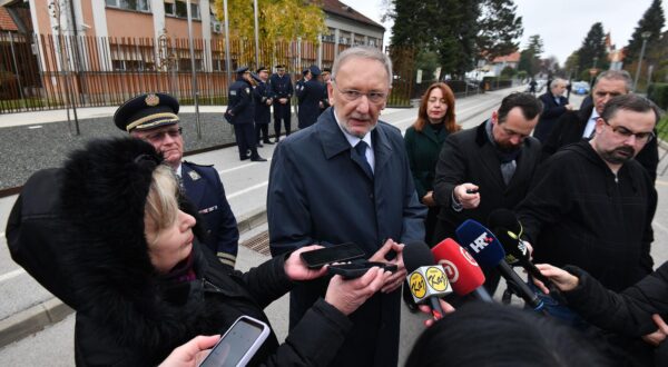 13.11.2024., Varazdin - Potpredsjednik Vlade i ministar unutarnjih poslova dr. sc. Davor Bozinovic polozio vijence ispred spomen obiljezja poginulim i nestalim policajcima Policijske uprave Varazdin u Domovinskom ratu.  Photo: Vjeran Zganec Rogulja/PIXSELL